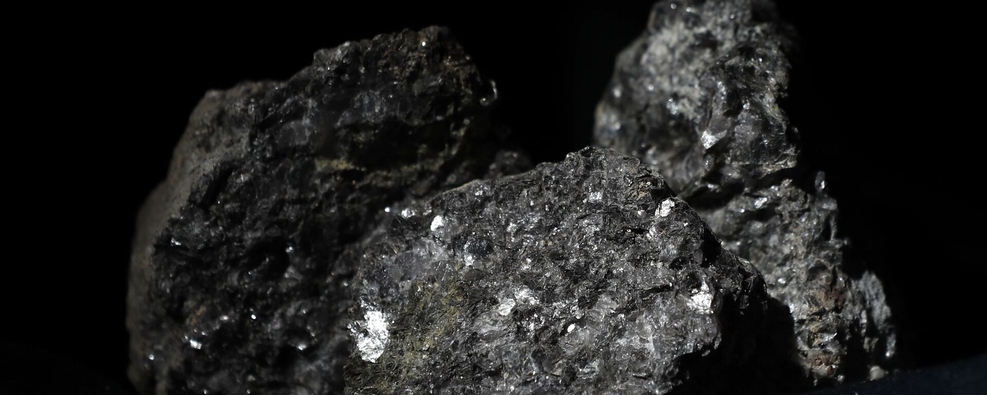 Pedaços de lítio brilham em rocha extraída de minha de exploração desse elemento - Sputnik Brasil, 1920, 28.10.2021