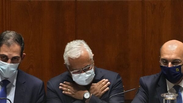Primeiro-ministro português António Costa, ao centro, reage aos aplausos dos deputados do Partido Socialista após seu discurso de encerramento do debate antes da votação da proposta de Orçamento do Estado, no Parlamento português, em 27 de outubro de 2021 - Sputnik Brasil