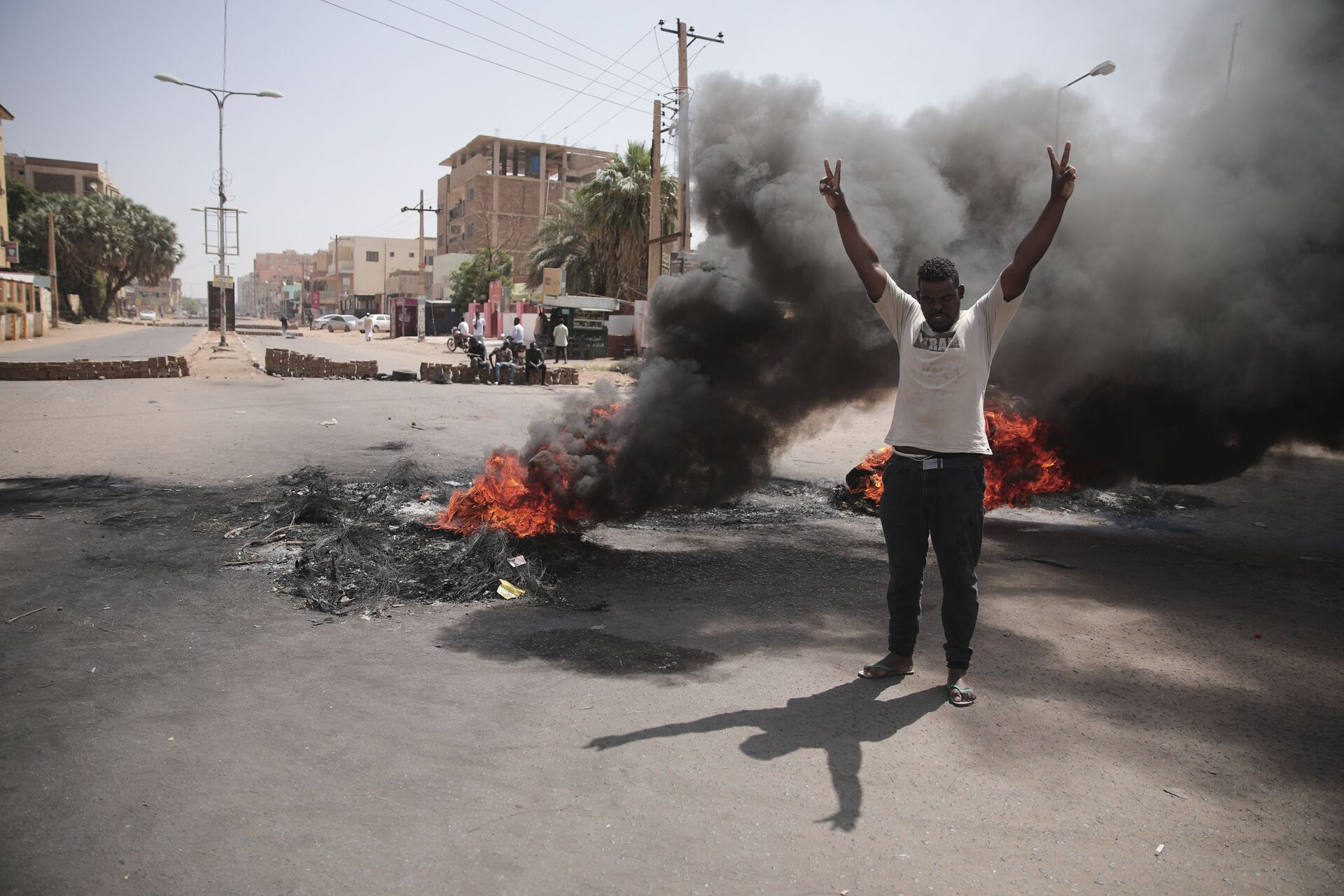 Pessoas queimam pneus durante protestos após os militares terem tomado o poder em Cartum, Sudão, 26 de outubro de 2021 - Sputnik Brasil, 1920, 09.11.2021