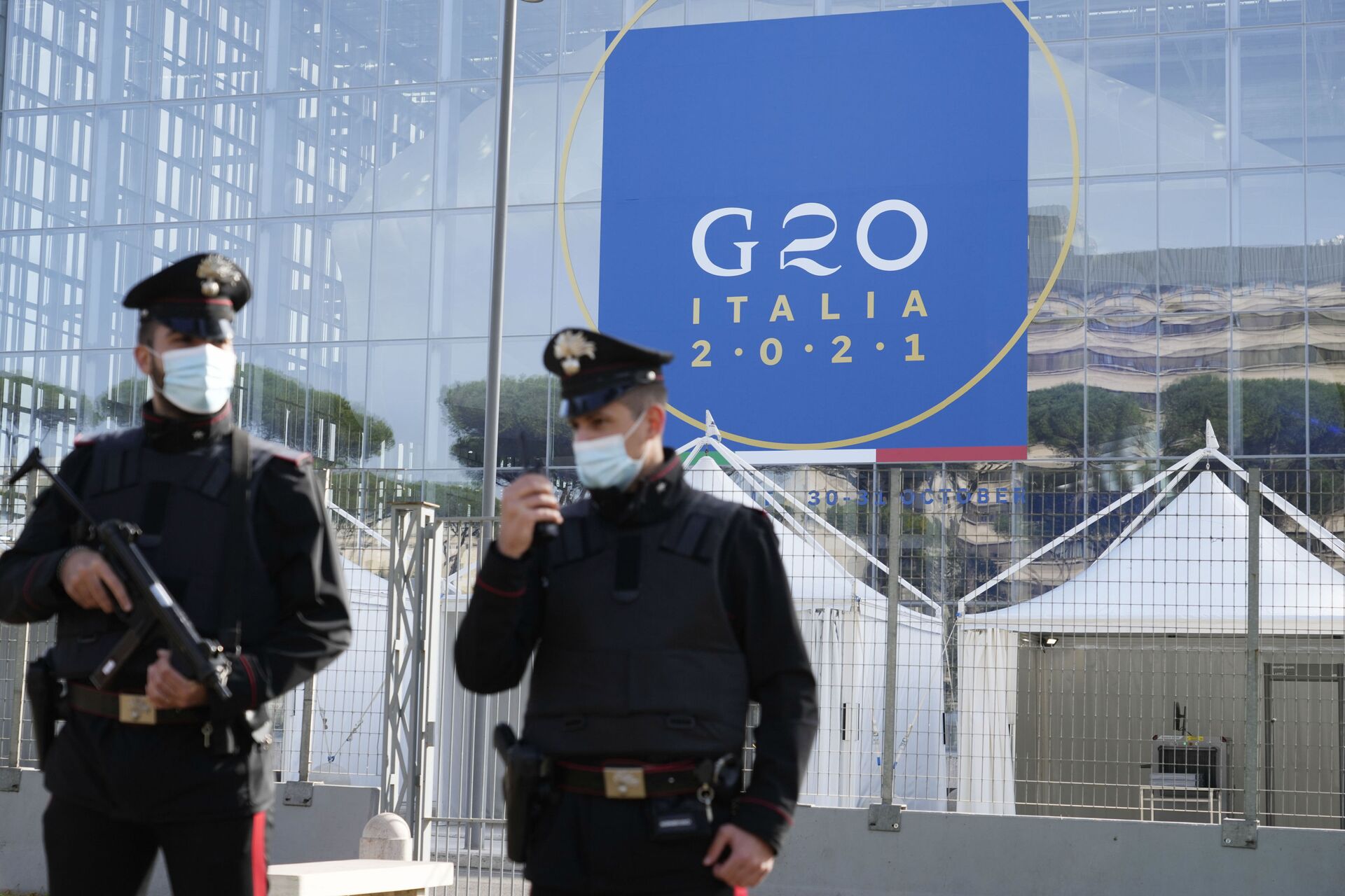Carabineiros patrulham área em frente do centro de convenções La Nuvola, onde vai ocorrer a cúpula do G20, Roma, Itália, 28 de outubro de 2021 - Sputnik Brasil, 1920, 09.11.2021