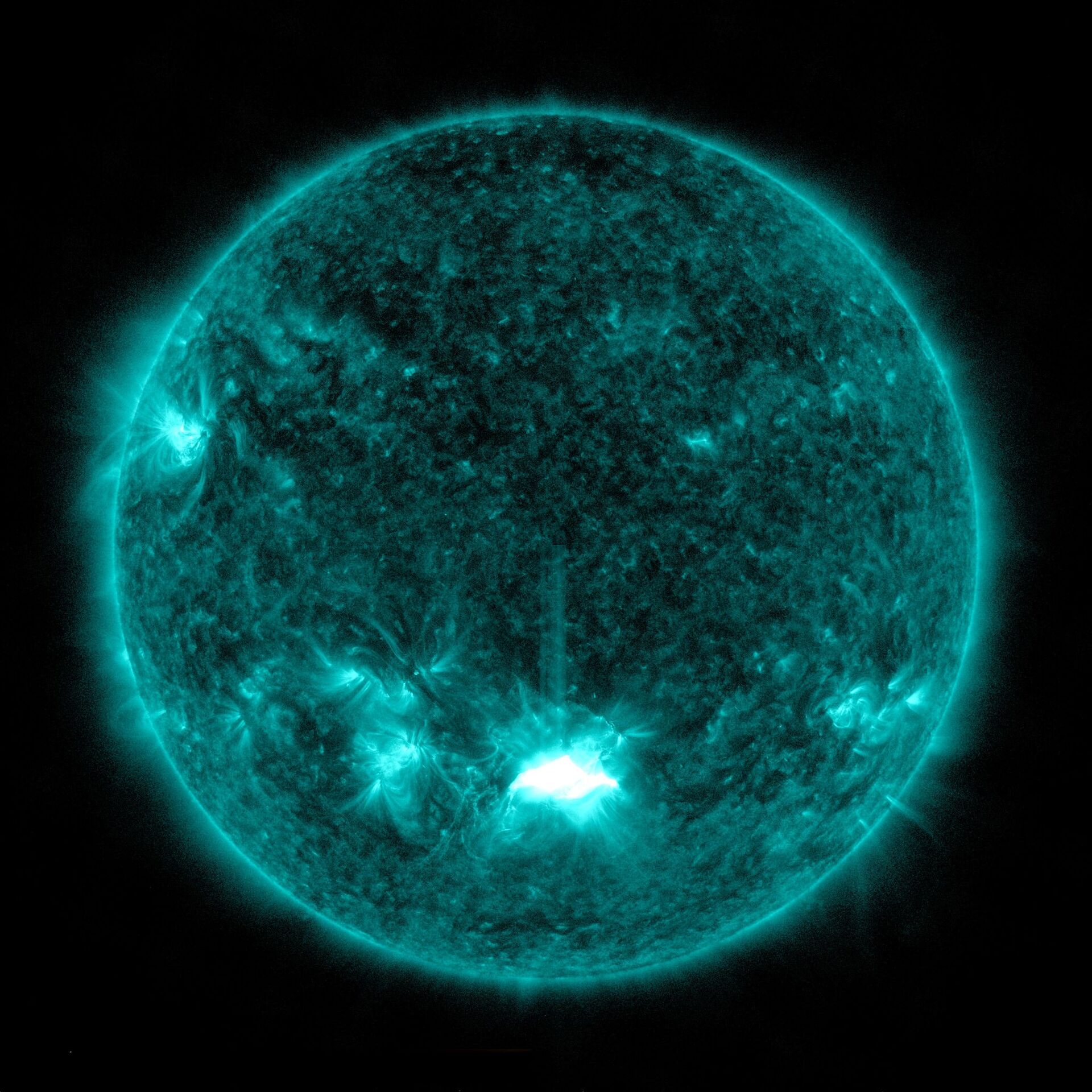 O observatório Solar Dynamics da NASA captou esta imagem de uma erupção solar – o clarão brilhante no centro inferior do Sol – em 28 de outubro de 2021. A imagem mostra um subconjunto de luz ultravioleta extrema que destaca o material extremamente quente na erupção - Sputnik Brasil, 1920, 09.11.2021