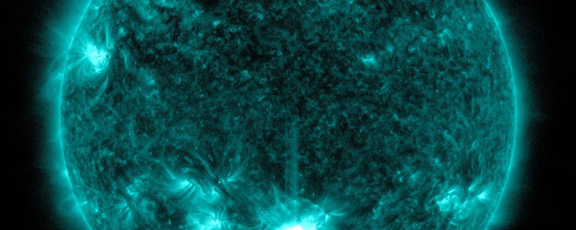 O observatório Solar Dynamics da NASA captou esta imagem de uma erupção solar – o clarão brilhante no centro inferior do Sol – em 28 de outubro de 2021. A imagem mostra um subconjunto de luz ultravioleta extrema que destaca o material extremamente quente na erupção - Sputnik Brasil, 1920, 01.02.2022