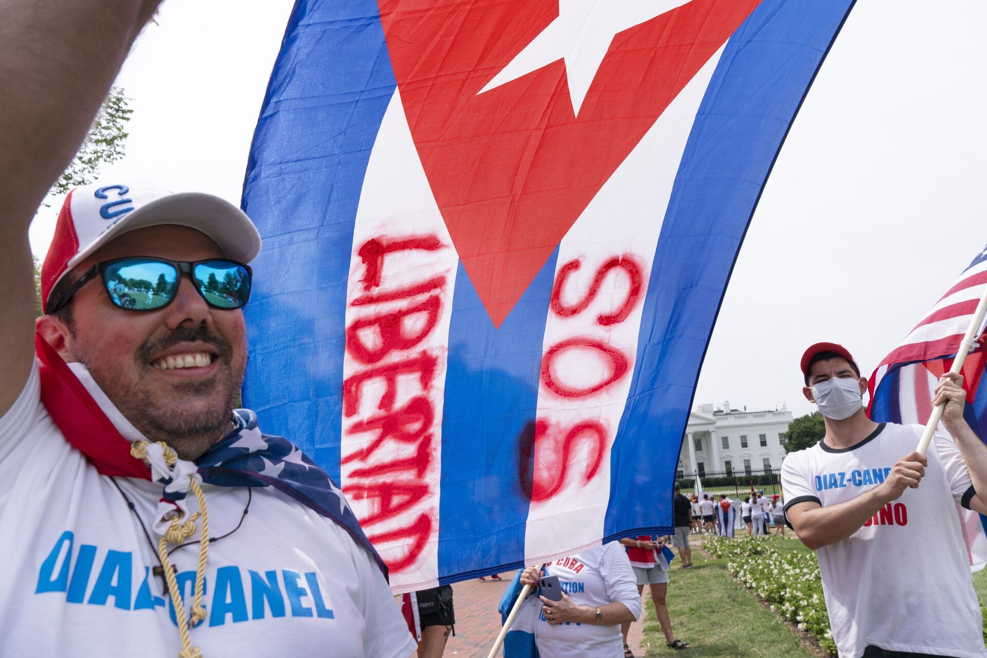 Homem com bandeira cubana durante um protesto contra o governo cubano em Washington, 26 de julho de 2021 - Sputnik Brasil, 1920, 09.11.2021
