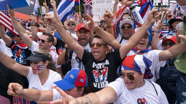 Pessoas protestam contra o governo cubano em Washington, 26 de julho de 2021 - Sputnik Brasil