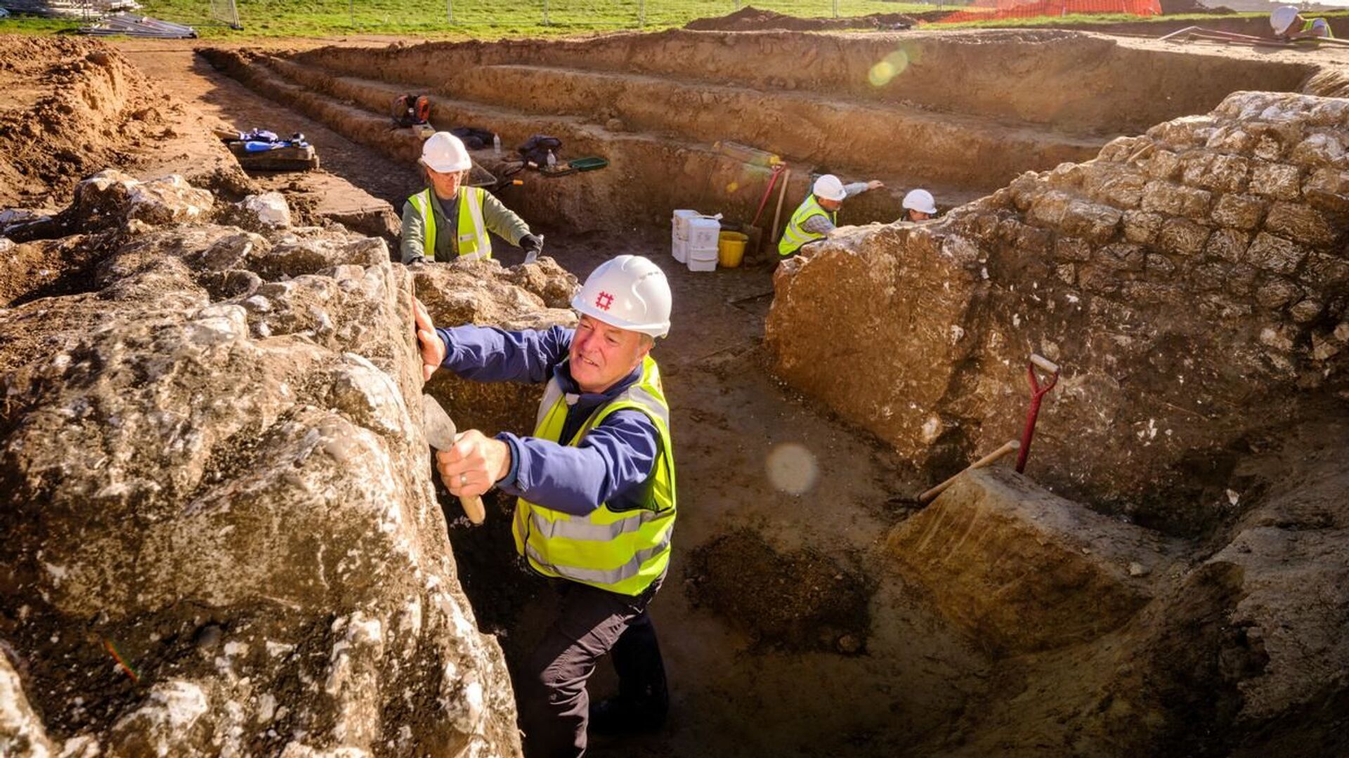 A escavação na vila de Richborough, Reino Unido, adiada em 2020 devido às restrições para prevenir a disseminação da COVID-19, começou em meados de setembro de 2021, com fim planejado em novembro - Sputnik Brasil, 1920, 09.11.2021