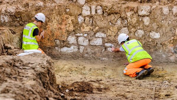 Arqueólogos escavando em Richborough, Reino Unido, descobrem vestígios de decoração pintada em parede de gesso da arena, em setembro-outubro de 2021 - Sputnik Brasil