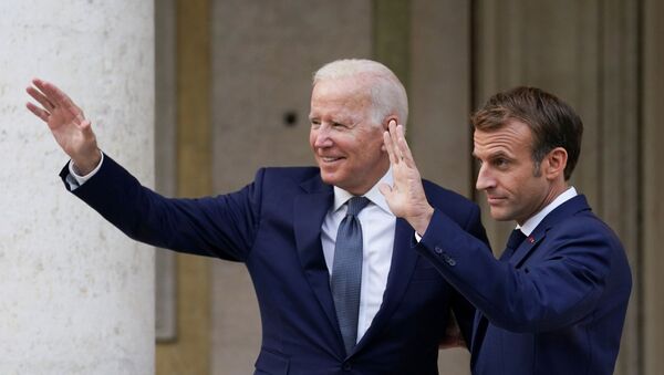 O presidente dos EUA, Joe Biden, encontra-se com o presidente francês Emmanuel Macron antes da cúpula do G20 em Roma, Itália, em 29 de outubro de 2021 - Sputnik Brasil