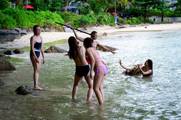 Jovens se divertindo na praia da ilha tailandesa de Phuket. - Sputnik Brasil