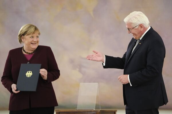 Chanceler alemã, Angela Merkel, recebe documento sobre o fim de seu mandato, entregue pelo presidente do país, Frank-Walter Steinmeier. - Sputnik Brasil