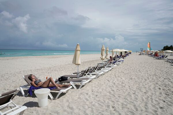Moça toma banhos de sol em uma praia em Varadero, Cuba. - Sputnik Brasil