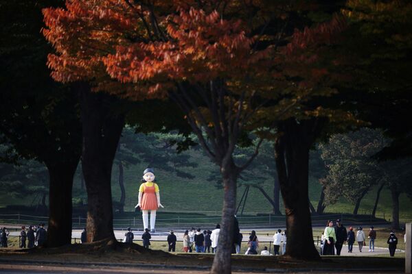 Boneca gigante chamada de Younghee, da série da Netflix Round 6, é exibida em um parque em Seul, Coreia do Sul. - Sputnik Brasil