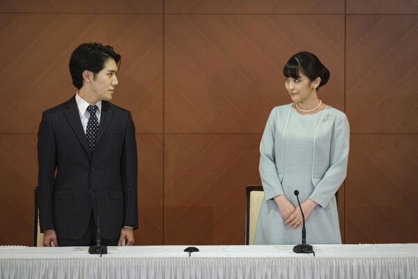 Ex-princesa japonesa Mako e seu marido Kei Komuro em coletiva de imprensa após seu casamento em Tóquio. - Sputnik Brasil