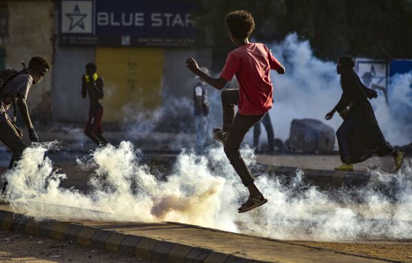 Dispersão de manifestantes na capital sudanesa, Cartum. - Sputnik Brasil