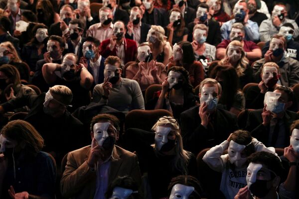 Espectadores com máscaras de proteção dando as boas-vindas ao regresso do Fantasma da Ópera no Majestic Theater da Broadway, em Nova York. - Sputnik Brasil