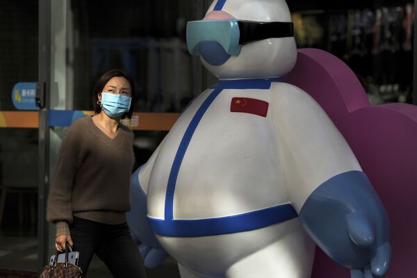 Mulher passa por boneca representando uma enfermeira em Pequim, China. - Sputnik Brasil