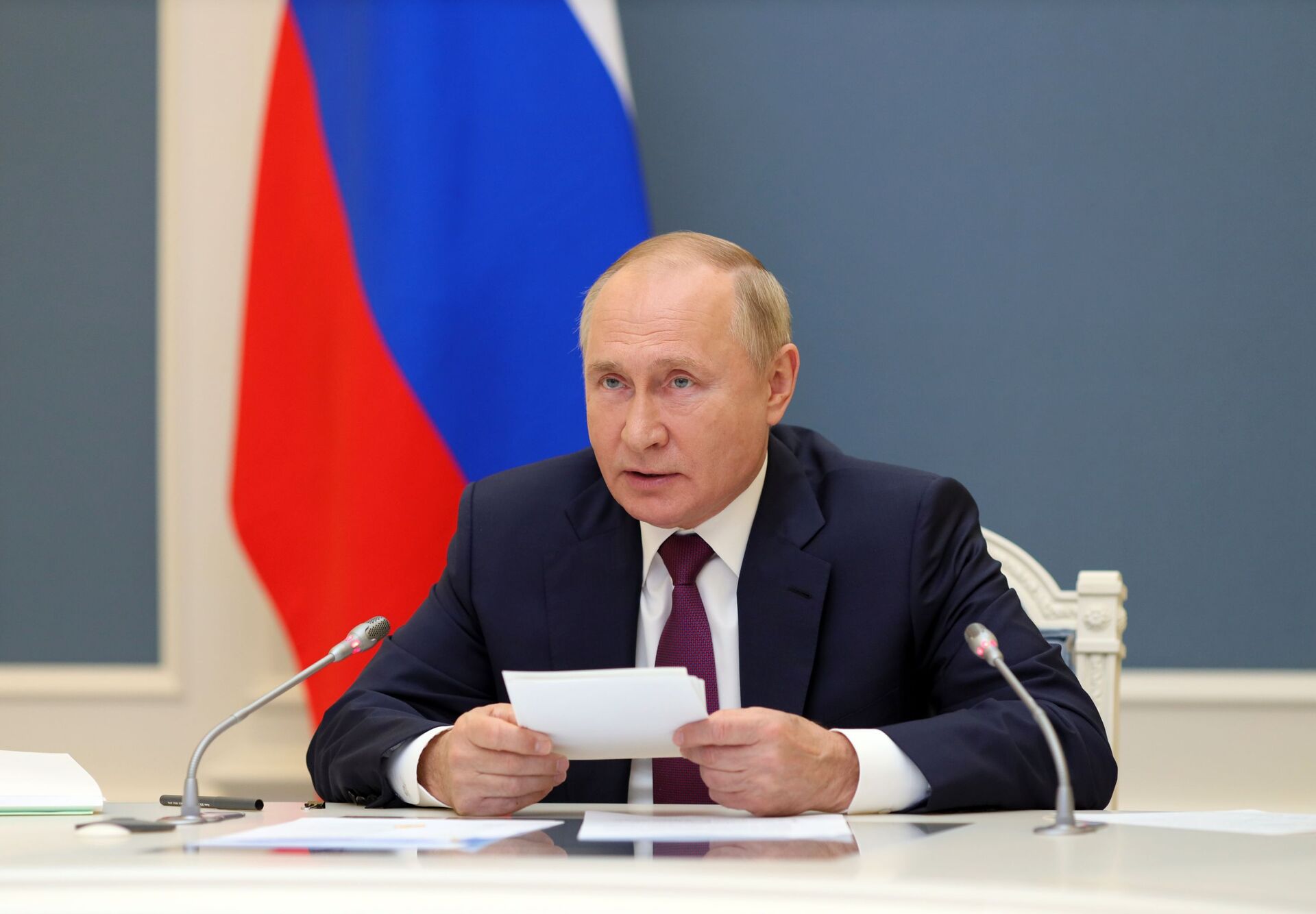 Vladimir Putin, presidente da Rússia, fala durante videoconferência do grupo G20 sobre questões da economia e da saúde mundiais - Sputnik Brasil, 1920, 09.11.2021