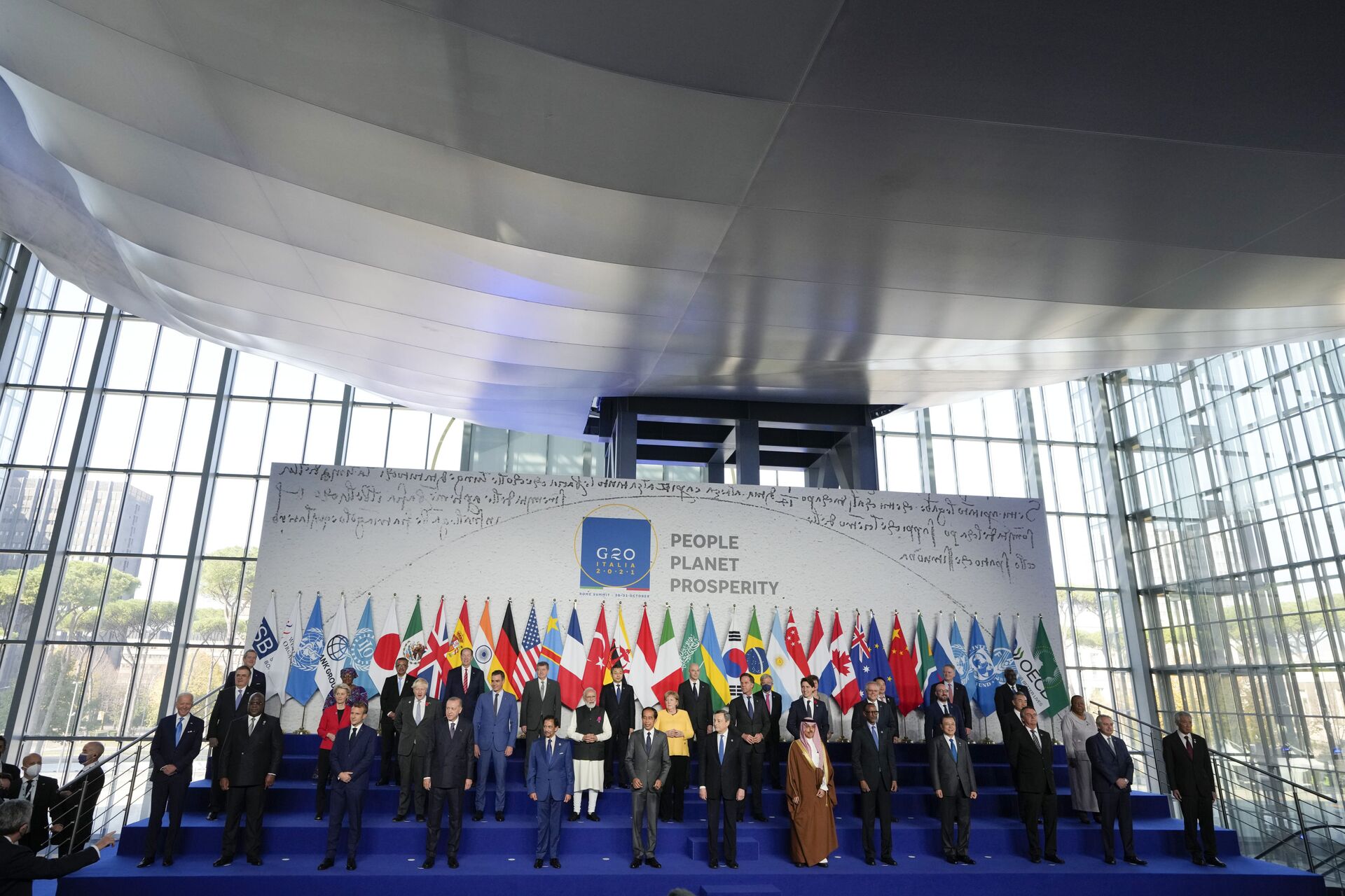 Líderes mundiais em foto de grupo no centro de conferências La Nuvola durante a cúpula do G20 em Roma, Itália, 30 de outubro de 2021 - Sputnik Brasil, 1920, 09.11.2021