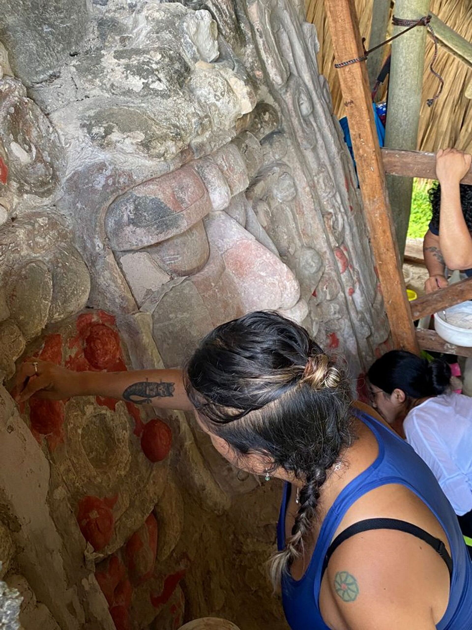 Arqueólogos do Instituto Nacional de Antropologia e História (INAH) do México restauram máscaras Kohunlich em uma antiga cidade maia no estado mexicano de Quintana Roo, famosa por seu Templo das Máscaras, em imagem obtida em 30 de setembro de 2021 - Sputnik Brasil, 1920, 09.11.2021