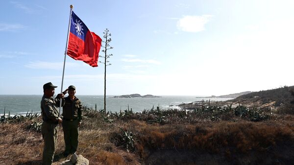 Veteranos participam de cerimônia de hasteamento de bandeira em antigo posto militar em Kinmen, Taiwan, 15 de outubro de 2021 - Sputnik Brasil