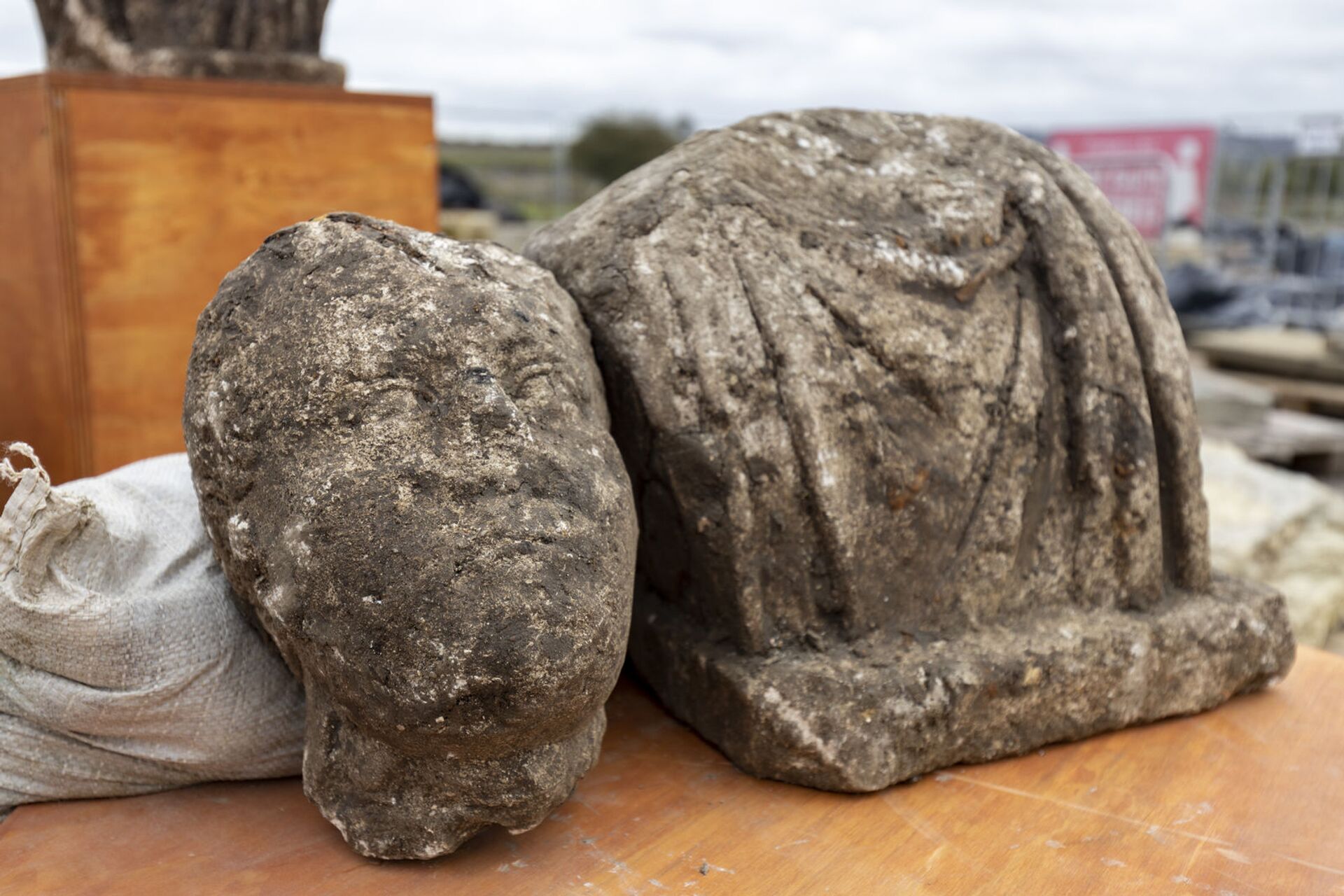 Antigos achados arqueológicos, encontrados em igreja abandonada de Stoke Mandeville, Reino Unido, durante obras de ferrovia de alta velocidade - Sputnik Brasil, 1920, 09.11.2021