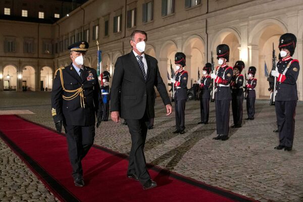 O presidente brasileiro Jair Bolsonaro chega ao Palácio do Quirinale antes da cúpula do G20 em Roma, Itália, em 29 de outubro de 2021. - Sputnik Brasil