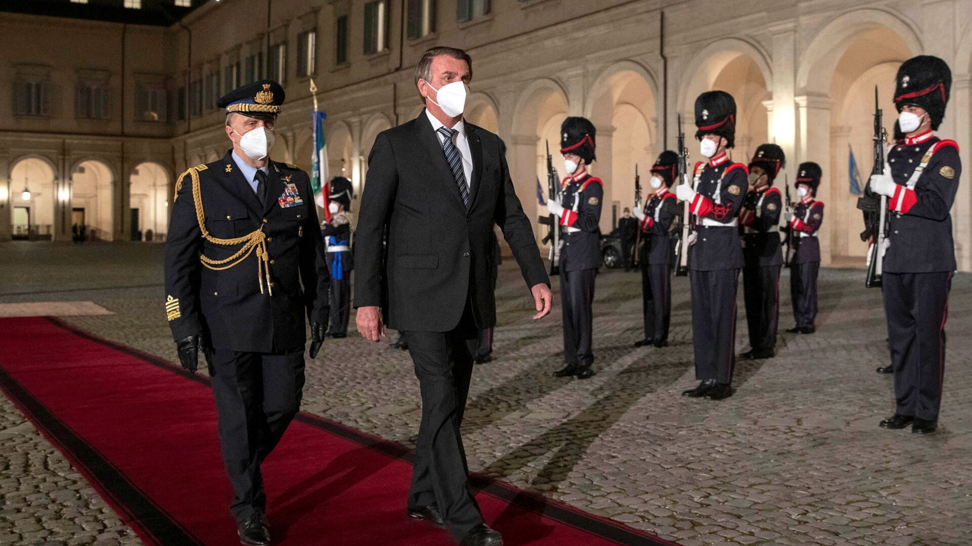O presidente brasileiro Jair Bolsonaro chega ao Palácio do Quirinale antes da cúpula do G20 em Roma, Itália, em 29 de outubro de 2021 - Sputnik Brasil, 1920, 30.10.2021