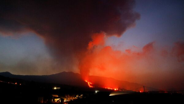 Vulcão Cumbre Vieja expele lava e fumaça durante erupção, La Palma, Espanha - Sputnik Brasil