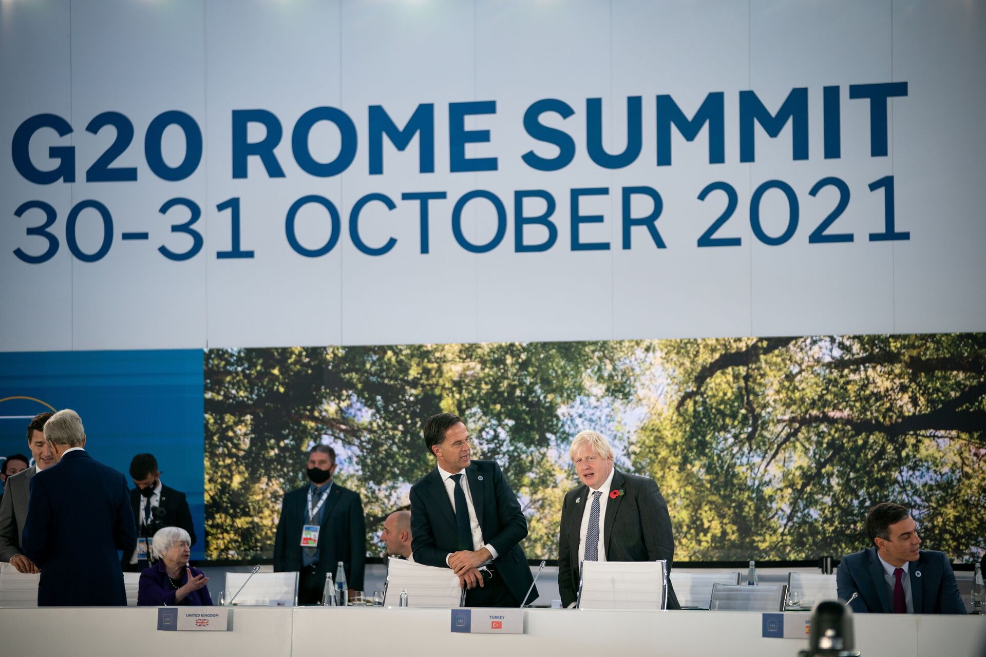 Mark Rutte e Boris Johnson, primeiros-ministros dos Países Baixos e Reino Unido, respetivamente, falam durante cúpula do G20 no centro de conferências La Nuvola em Roma, Itália, 31 de outubro de 2021 - Sputnik Brasil, 1920, 28.12.2021