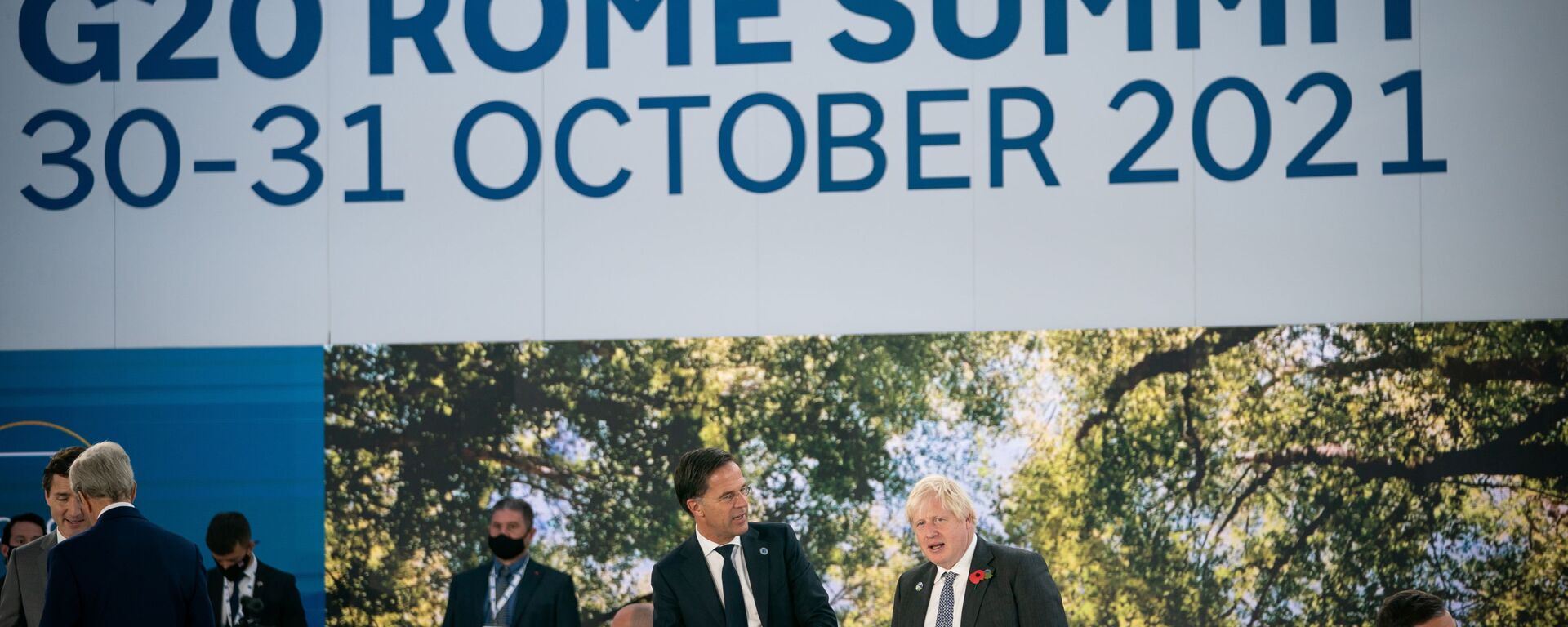 Mark Rutte e Boris Johnson, primeiros-ministros dos Países Baixos e Reino Unido, respetivamente, falam durante cúpula do G20 no centro de conferências La Nuvola em Roma, Itália, 31 de outubro de 2021 - Sputnik Brasil, 1920, 31.10.2021