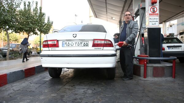 Homem abastece seu carro em um posto de gasolina em Teerã, Irã, 15 de novembro de 2019 - Sputnik Brasil