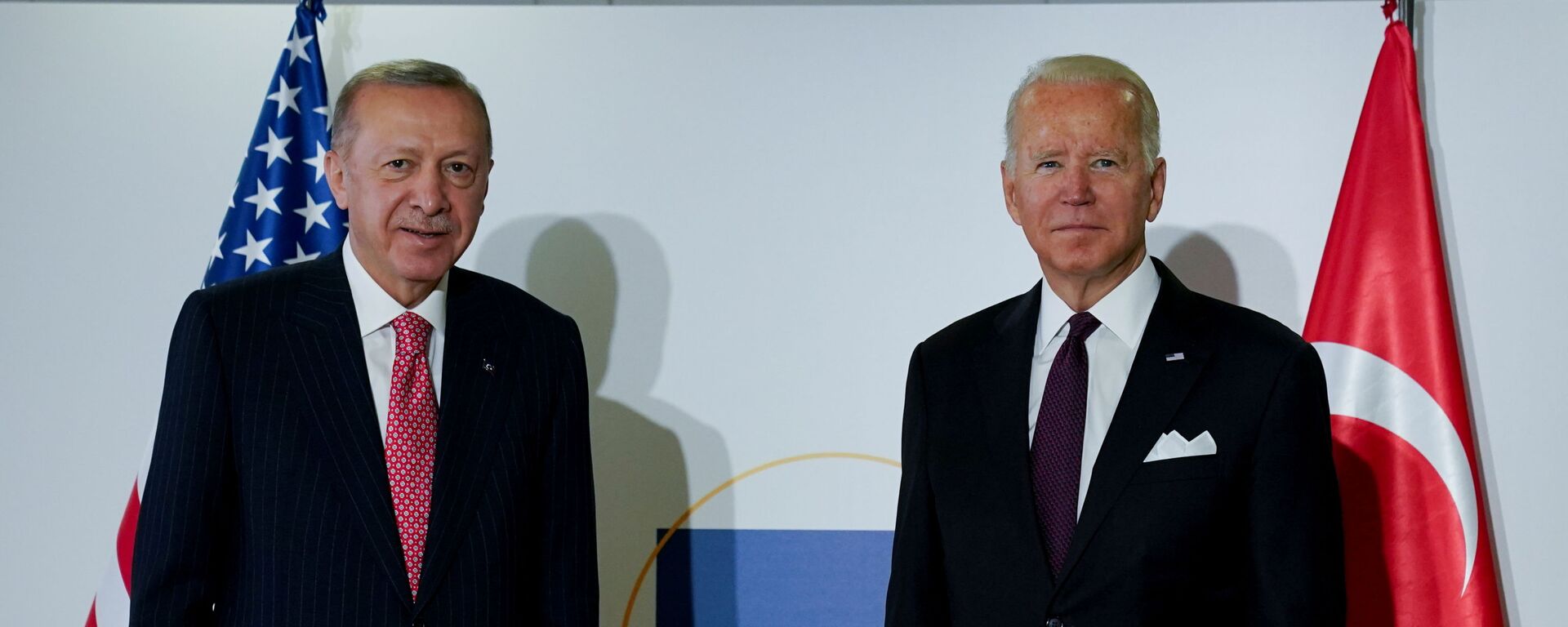 Joe Biden e Recep Taiyyip Erdogan, presidentes dos EUA e da Turquia, respetivamente, participam de encontro bilateral à margem da cúpula do G20 em Roma, Itália, 31 de outubro de 2021 - Sputnik Brasil, 1920, 31.10.2021