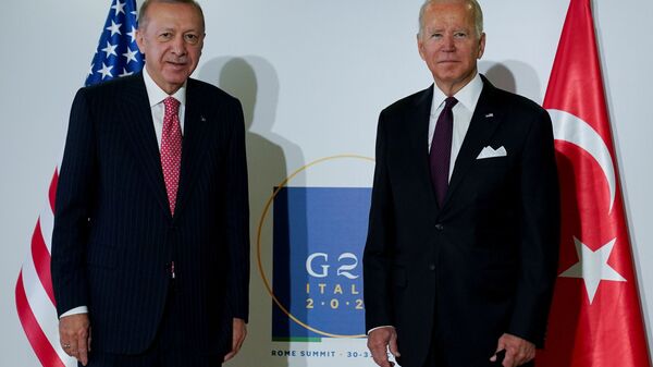Joe Biden e Recep Taiyyip Erdogan, presidentes dos EUA e da Turquia, respetivamente, participam de encontro bilateral à margem da cúpula do G20 em Roma, Itália, 31 de outubro de 2021 - Sputnik Brasil