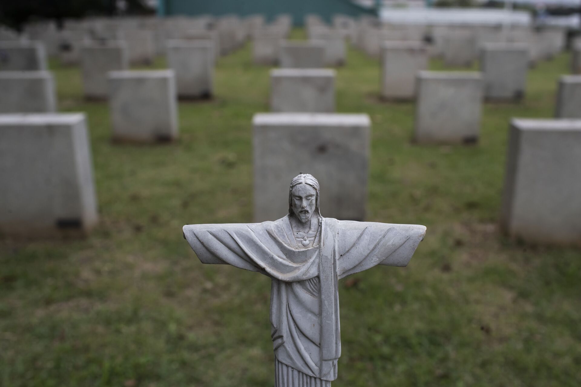 Miniatura de Cristo Redentor adorna uma lápide no Cemitério da Penitência, onde algumas vítimas da COVID-19 são enterradas, Rio de Janeiro, 27 de outubro de 2021 - Sputnik Brasil, 1920, 09.11.2021