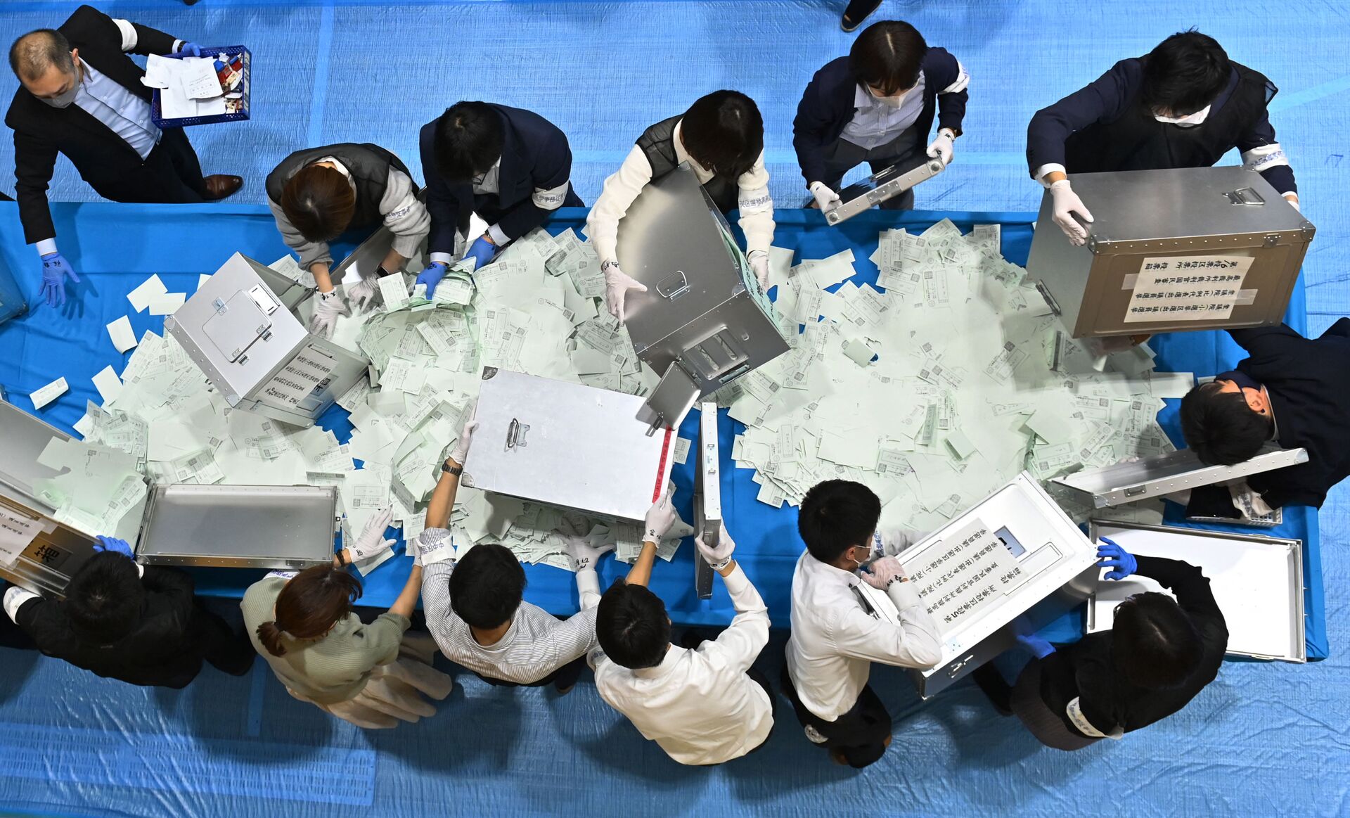 Funcionários do Comitê Eleitoral contabilizam votos na eleição parlamentar em Tóquio, Japão, 31 de outubro de 2021 - Sputnik Brasil, 1920, 09.11.2021