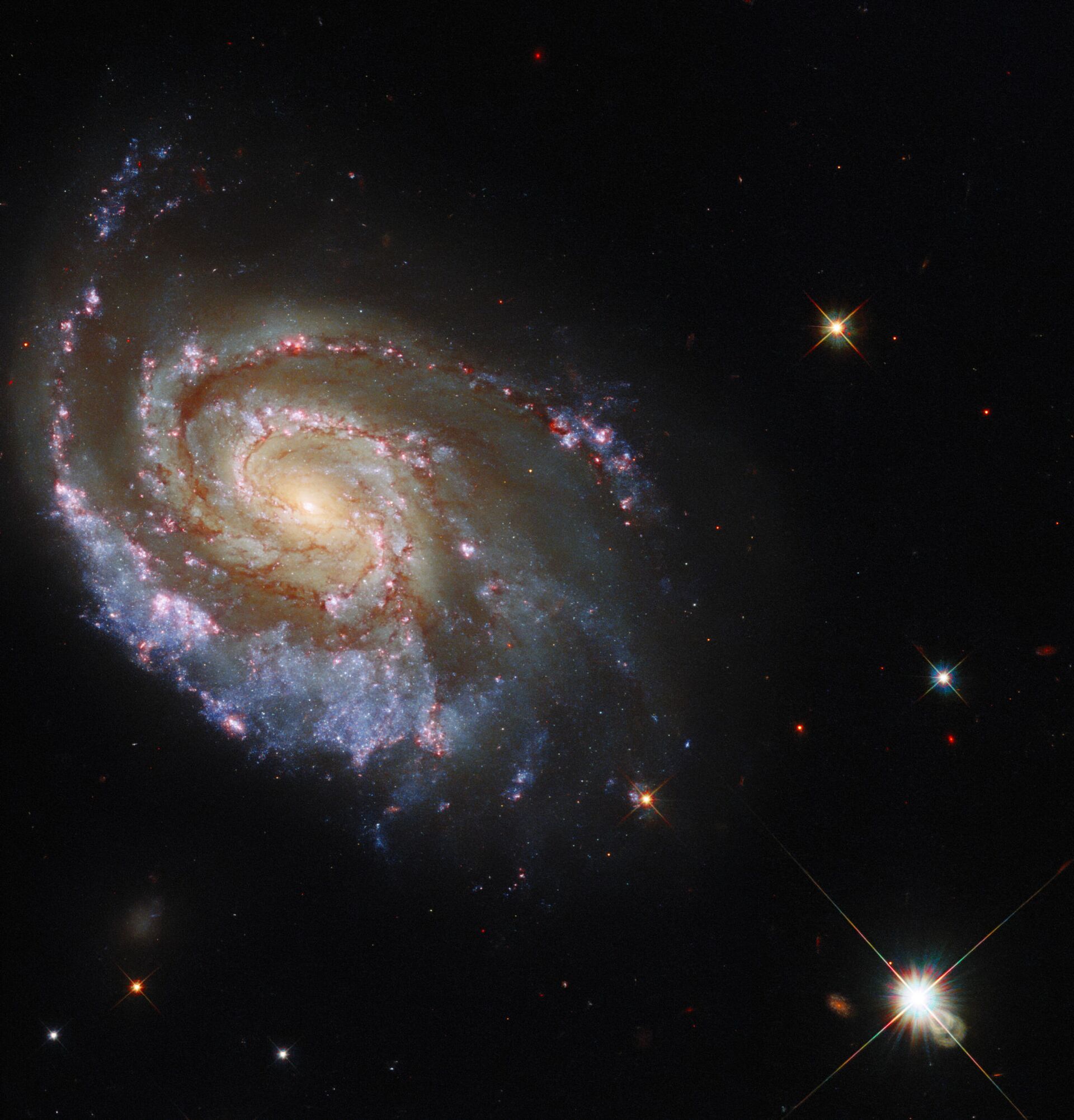Telescópio Espacial Hubble mostra a imagem da galáxia espiral NGC 6984, na constelação Indus, a aproximadamente 200 milhões de anos-luz da Terra - Sputnik Brasil, 1920, 09.11.2021