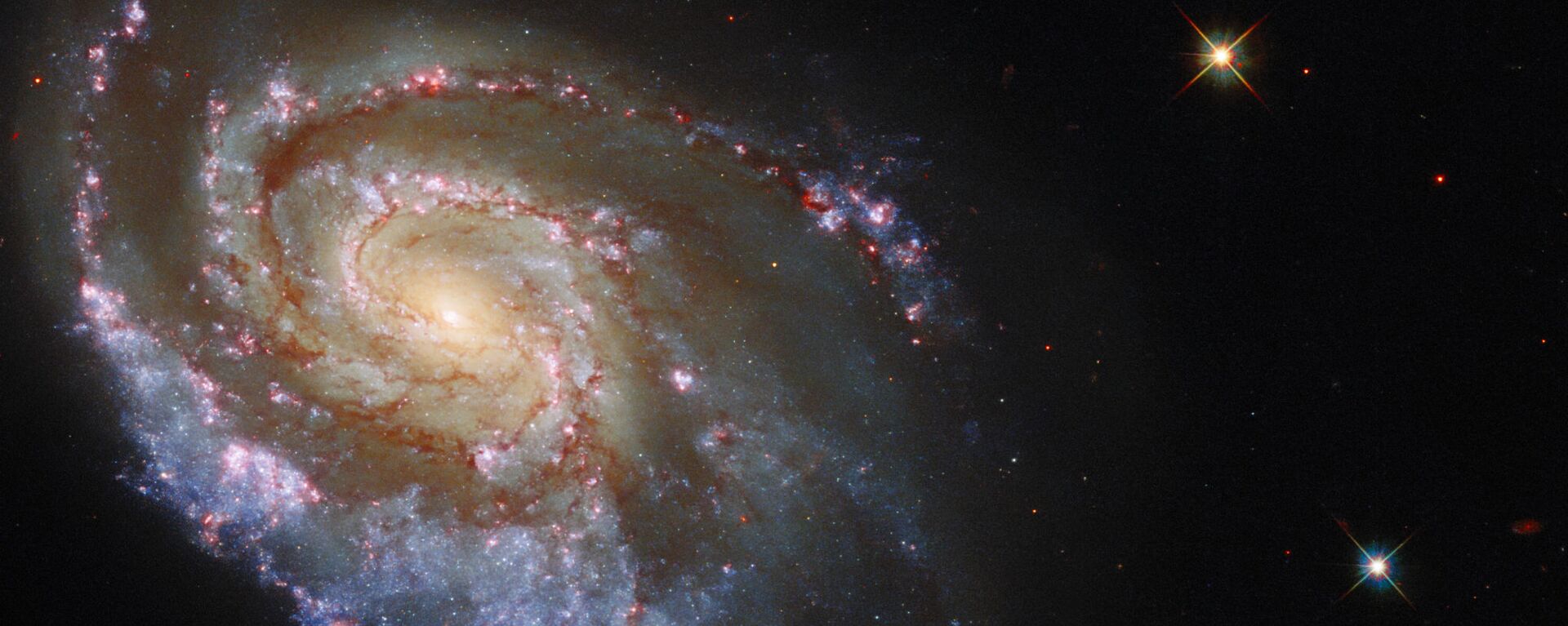 Telescópio Espacial Hubble mostra a imagem da galáxia espiral NGC 6984, na constelação Indus, a aproximadamente 200 milhões de anos-luz da Terra - Sputnik Brasil, 1920, 22.03.2022