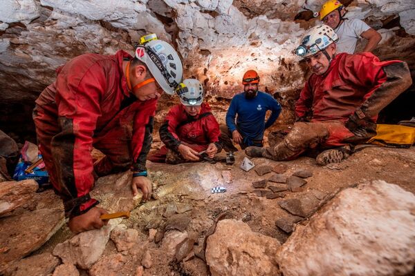 Arqueólogos do Instituto Nacional de Antropologia e História (INAH) do México observam fragmentos de cerâmica na caverna, estado de Iucatã, 29 de outubro de 2021.  - Sputnik Brasil