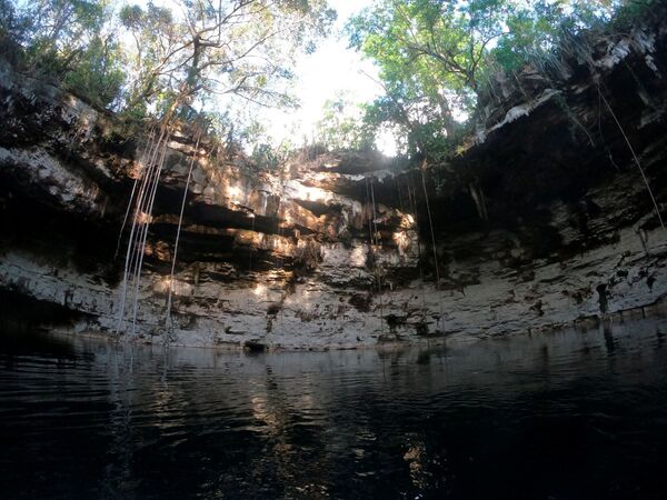 Cavidade natural cheia de água (cenote) onde a canoa maia foi encontrada, México, 29 de outubro de 2021. - Sputnik Brasil