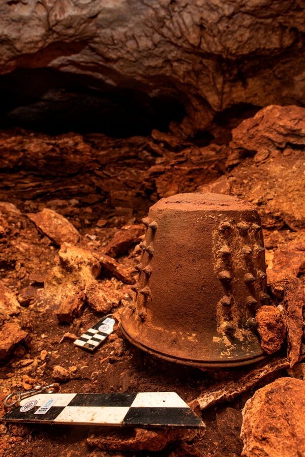 Cerâmica encontrada na caverna onde também foi descoberta uma canoa da civilização maia pelos arqueólogos do INAH, México, 29 de outubro de 2021. - Sputnik Brasil