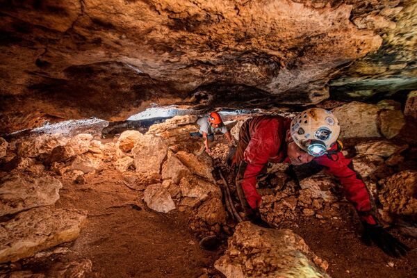 Arqueólogos do INAH do México observam a caverna no estado do Iucatã, foto divulgada em 29 de outubro de 2021. - Sputnik Brasil