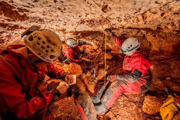 Arqueólogos do INAH do México fazem medições no local onde encontraram cerâmica em uma caverna no estado do Iucatã, foto divulgada em 29 de outubro de 2021.  - Sputnik Brasil