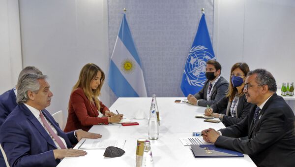Handout picture released by the Argentine Presidency showing Argentine President Alberto Fernandez (L) meeting with the general director of the World Health Organization (WHO) Tedros Adhanom Ghebreyesus (R) in the sidelines of the G20 of World Leaders Summit on October 31, 2021 in Rome. - Sputnik Brasil