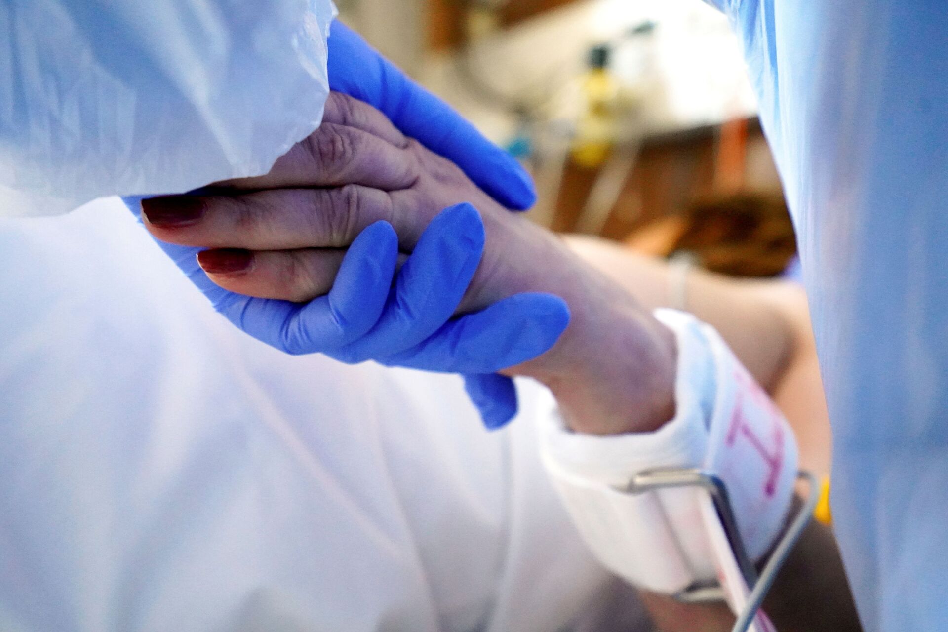 Funcionário de saúde segura na mão de uma paciente infectada com o coronavírus em uma unidade de terapia intensiva de um hospital em Riga, Letônia, 29 de outubro de 2021 - Sputnik Brasil, 1920, 09.11.2021