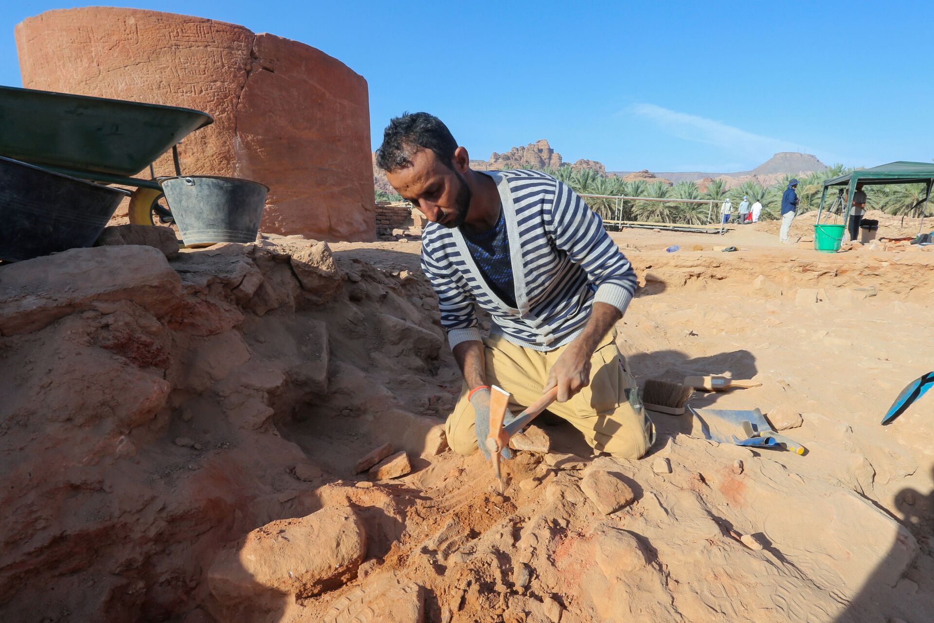 Arqueólogo limpa cuidadosamente cerâmica em Al-Ula, Arábia Saudita, 30 de outubro de 2021 - Sputnik Brasil, 1920, 09.11.2021