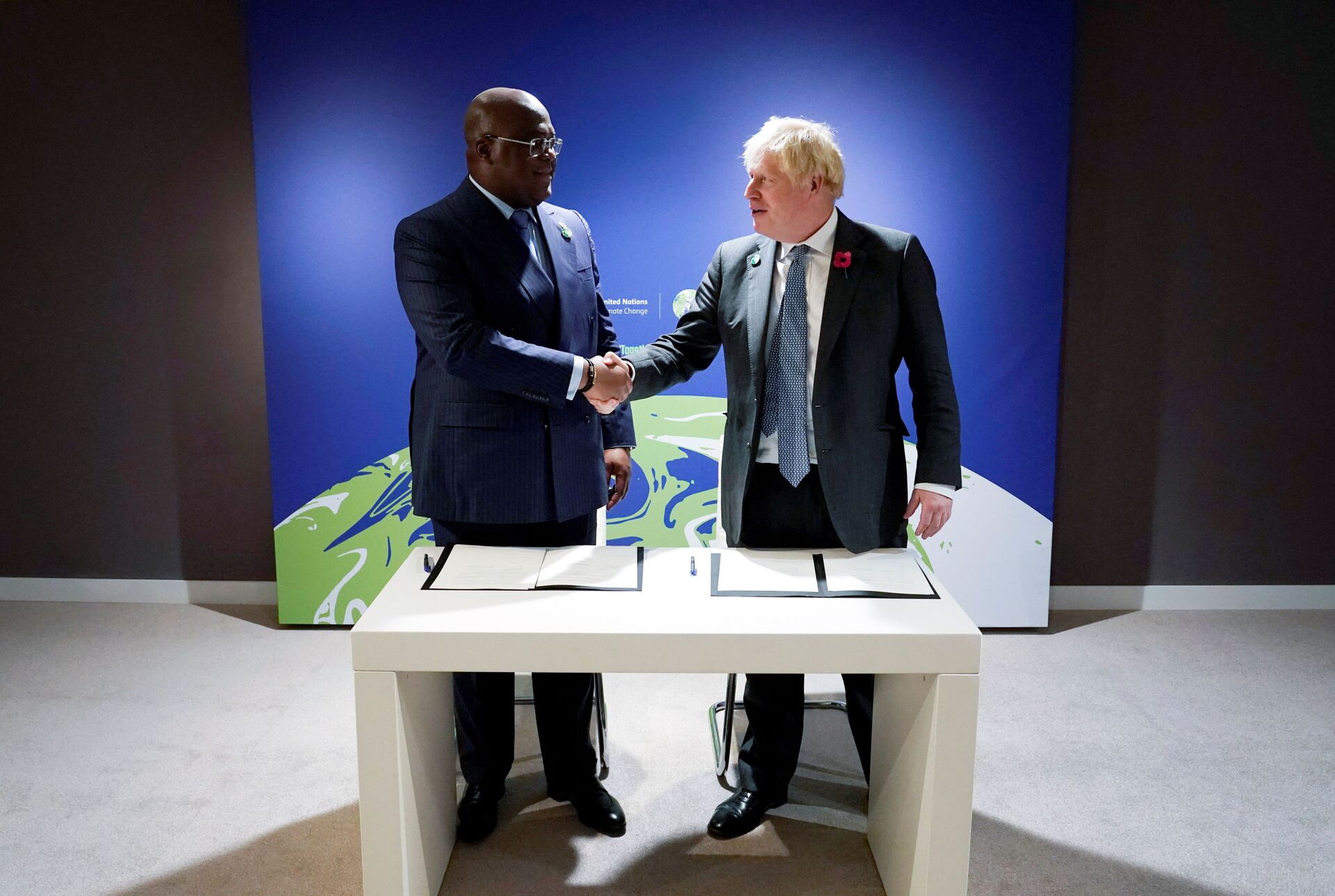 Boris Johnson aperta a mão do presidente da República Democrática do Congo, Felix Tshisekedi, durante a Conferência de Mudança Climática da ONU (COP26) em Glasgow, Escócia, 2 de novembro de 2021 - Sputnik Brasil, 1920, 09.11.2021