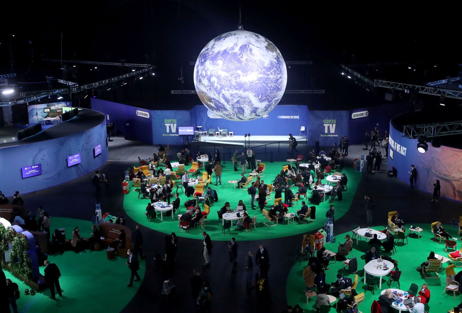 Os delegados sentam-se durante a Conferência das Nações Unidas sobre Mudança Climática (COP26) em Glasgow, Escócia, Grã-Bretanha, 1 de novembro de 2021 - Sputnik Brasil, 1920, 28.12.2021