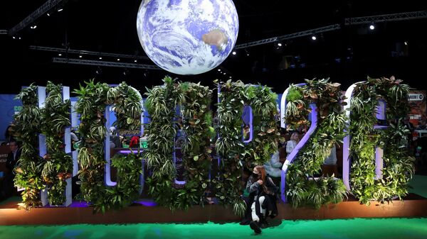 Um modelo gigante da terra é visto em uma sala de reuniões durante a Conferência das Nações Unidas sobre Mudança Climática (COP26) em Glasgow, Escócia, Grã-Bretanha, 2 de novembro de 2021 - Sputnik Brasil