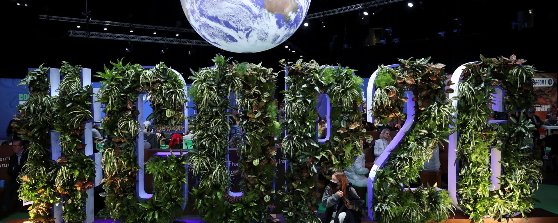 Um modelo gigante da terra é visto em uma sala de reuniões durante a Conferência das Nações Unidas sobre Mudança Climática (COP26) em Glasgow, Escócia, Grã-Bretanha, 2 de novembro de 2021 - Sputnik Brasil, 1920, 02.11.2021