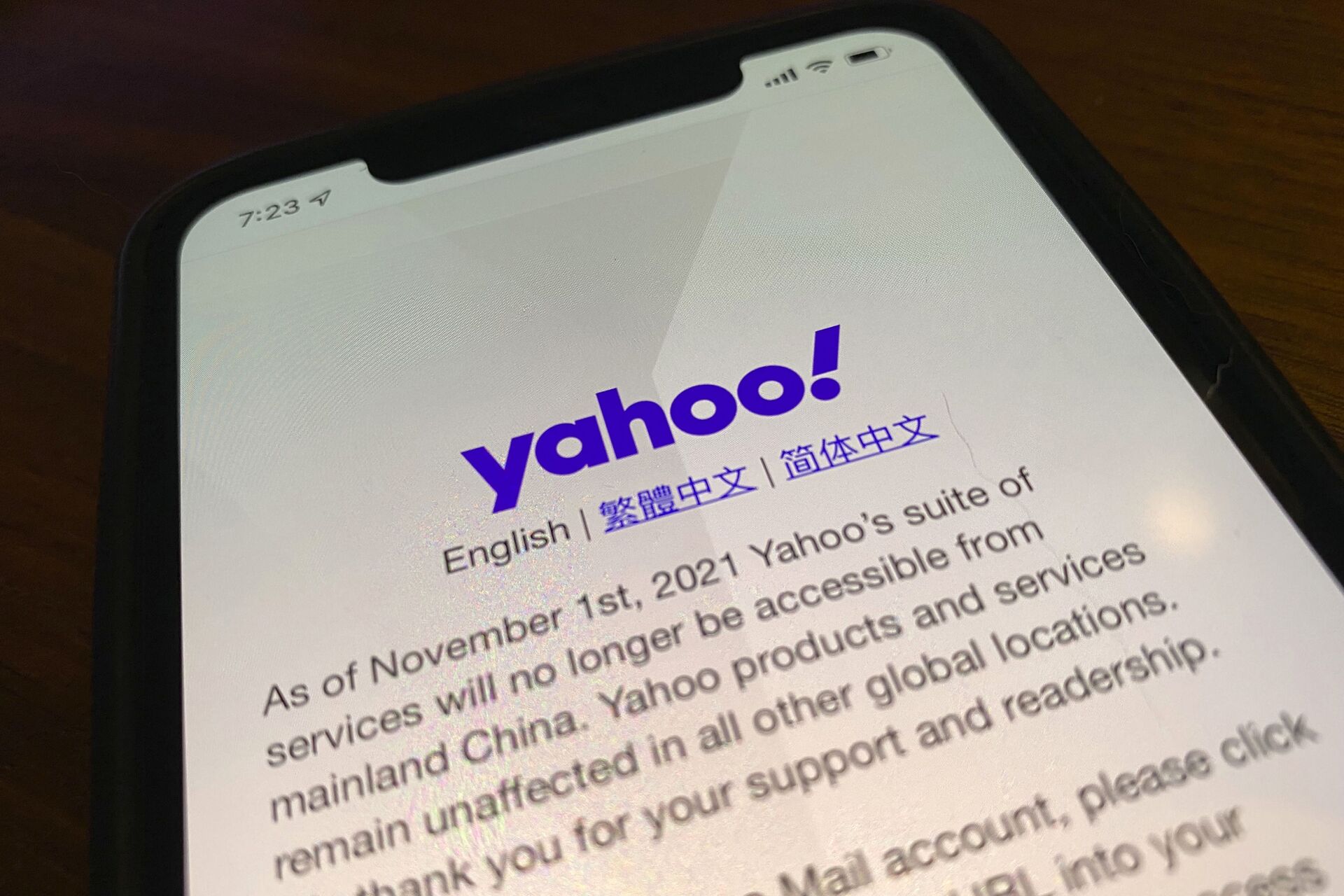 Um smartphone mostra a página inicial do Yahoo quando acessado dentro da China em Pequim, China,  2 de novembro de 2021 - Sputnik Brasil, 1920, 09.11.2021