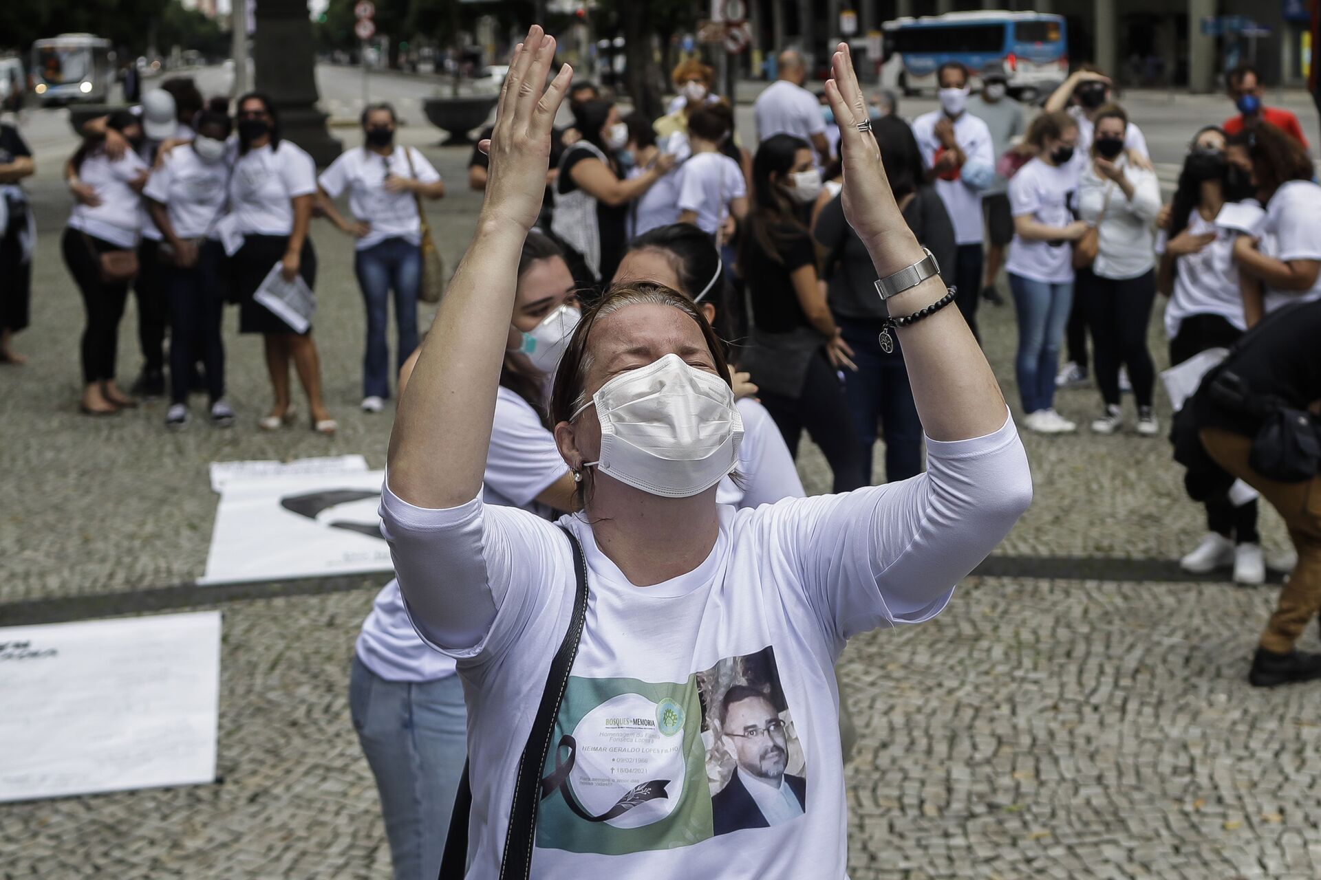 Mulher durante protestos pelo grupo Viúvas da COVID-19 no Rio de Janeiro, 2 de novembro de 2021 - Sputnik Brasil, 1920, 09.11.2021